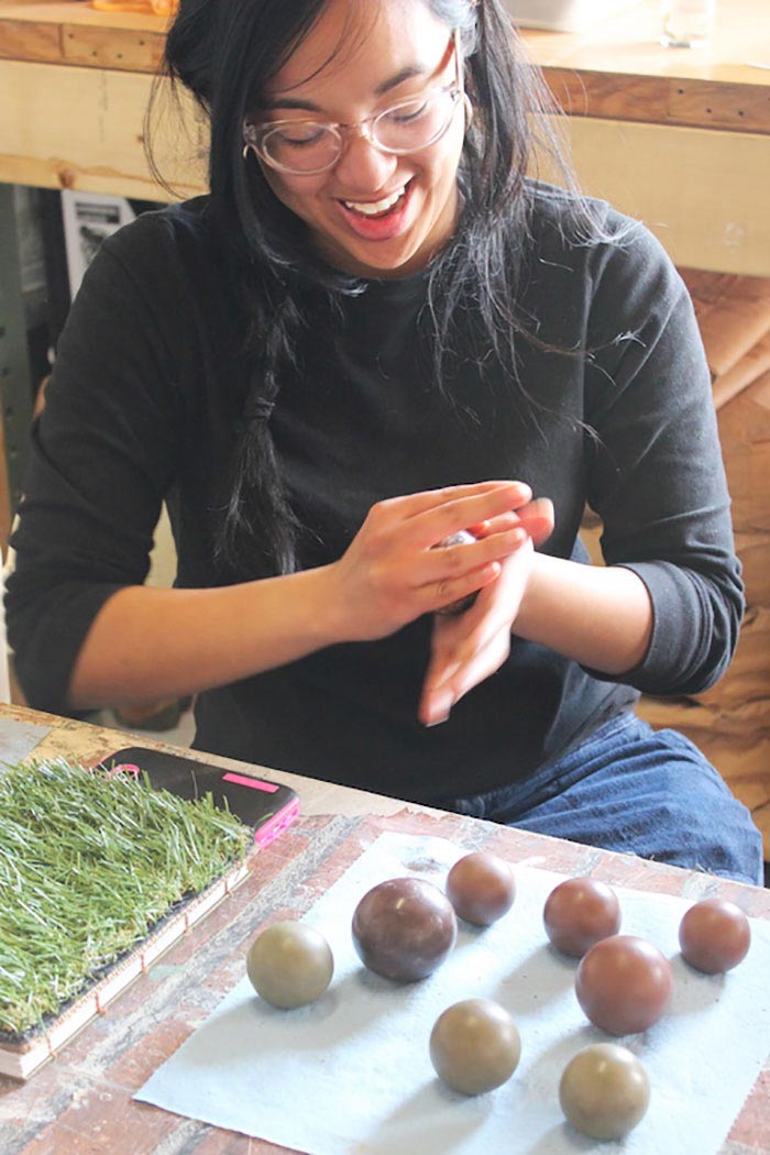 Японцы полируют грязевые шарики, японцы полируют шары из грязи