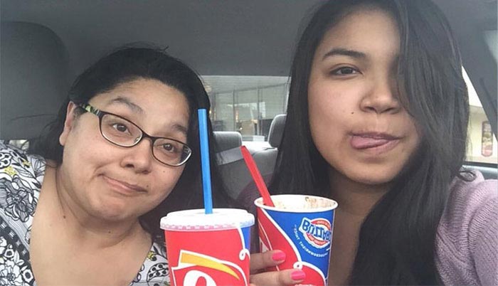 Девушка делала фотографии с мамой в течение 4 лет, @nanatat07 и её мама