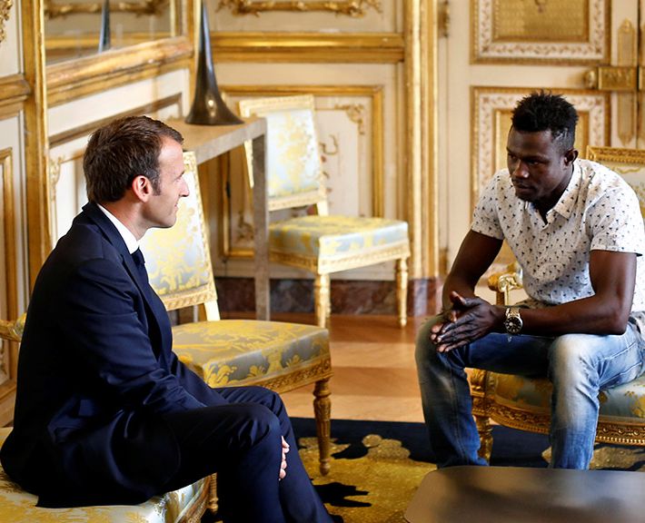 Африканский Мамуду Гассама, спас ребёнка во франции, залез на дом чтобы спасти ребёнка франция, взобрался на дом спасти ребёнка франция