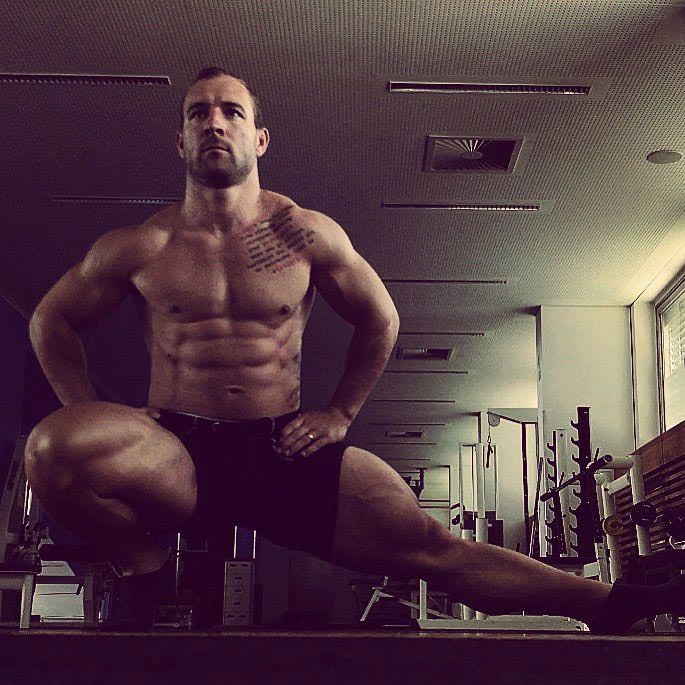 Роберт Фёрстеманн, квадзилла, огромные квадрицепсы, спортсмен с огромными ногами