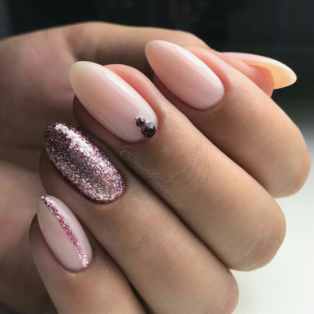 Розовые ногти с блистяшками