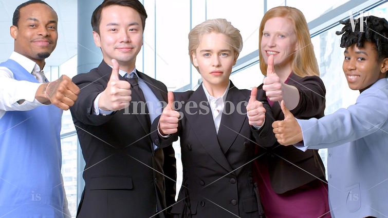 Эмилия Кларк стоковые фото, Эмилия Кларк воссоздала стоковые фото, Эмилия Кларк офисные фотографии, Эмилия Кларк  в офисе