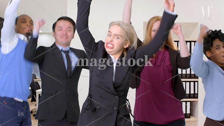 Эмилия Кларк стоковые фото, Эмилия Кларк воссоздала стоковые фото, Эмилия Кларк офисные фотографии, Эмилия Кларк  в офисе