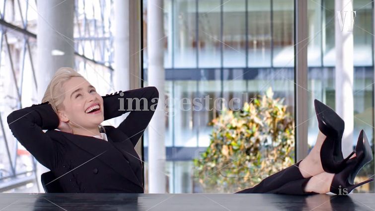 Эмилия Кларк стоковые фото, Эмилия Кларк воссоздала стоковые фото, Эмилия Кларк офисные фотографии, Эмилия Кларк  в офисе