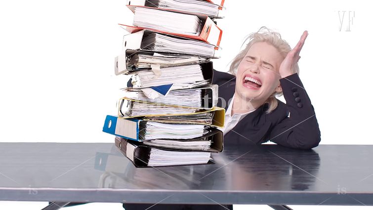 Эмилия Кларк стоковые фото, Эмилия Кларк воссоздала стоковые фото, Эмилия Кларк офисные фотографии, Эмилия Кларк  в офисе