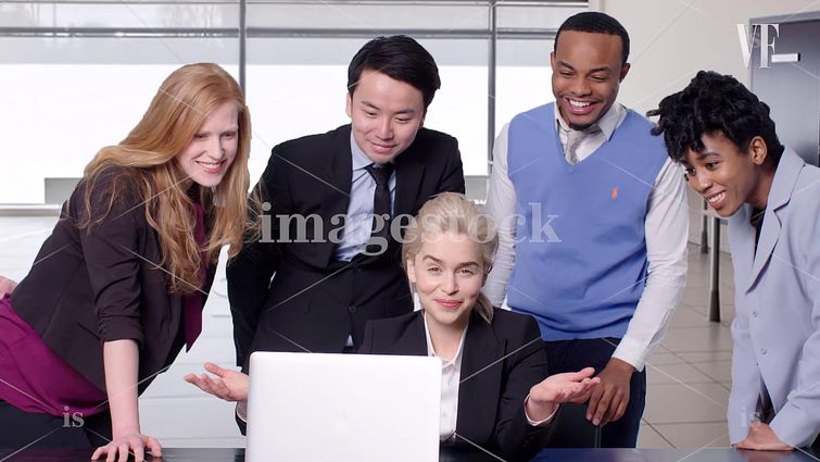 Эмилия Кларк стоковые фото, Эмилия Кларк воссоздала стоковые фото, Эмилия Кларк офисные фотографии, Эмилия Кларк  в офисе