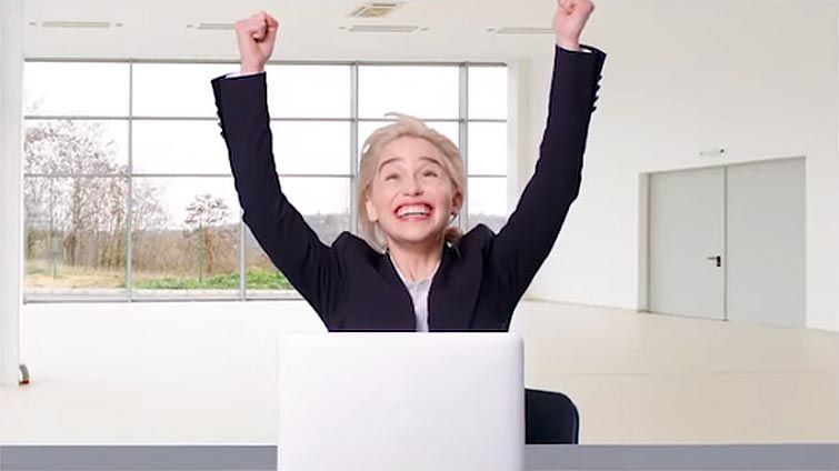 Эмилия Кларк стоковые фото, Эмилия Кларк воссоздала стоковые фото, Эмилия Кларк офисные фотографии, Эмилия Кларк  в офисе