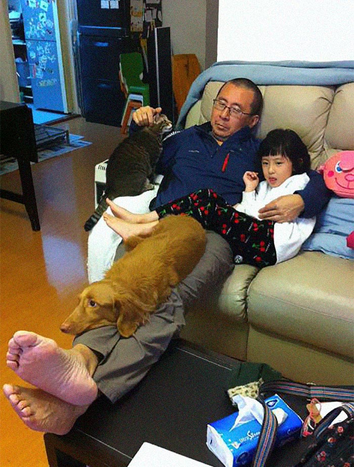 Папа и дочь 10 лет делают одно и то же фото со своими питомцами, Тиффани и Вонг 