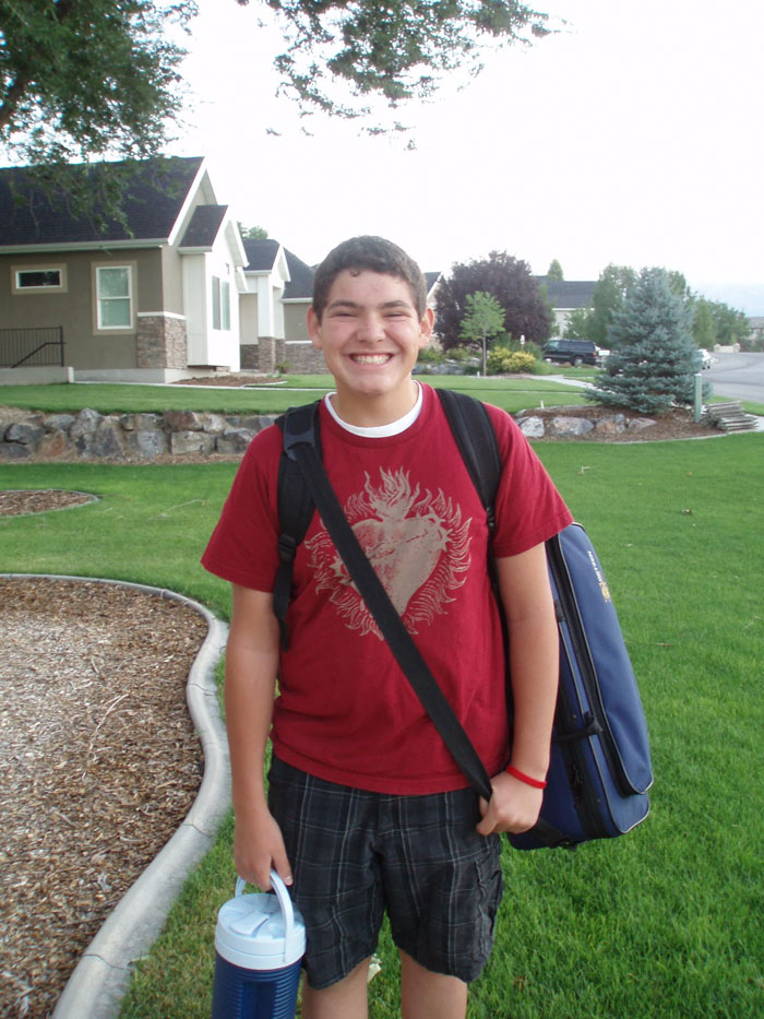 Смущенный сын просит отца не провожать его до школьного автобуса, но тот его не послушал Смущенный сын просит отца не провожать его до школьного автобуса, Рейн Прайс, Rain Price