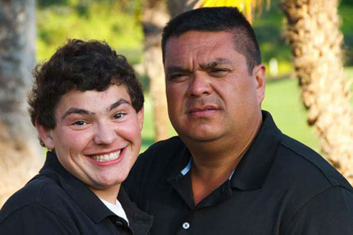 Смущенный сын просит отца не провожать его до школьного автобуса, но тот его не послушал Смущенный сын просит отца не провожать его до школьного автобуса, Рейн Прайс, Rain Price