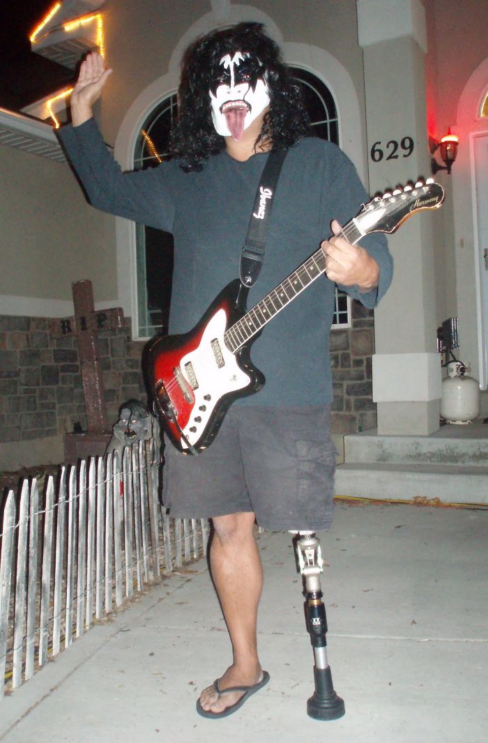 Смущенный сын просит отца не провожать его до школьного автобуса, но тот его не послушал Смущенный сын просит отца не провожать его до школьного автобуса, Рейн Прайс, Rain Price