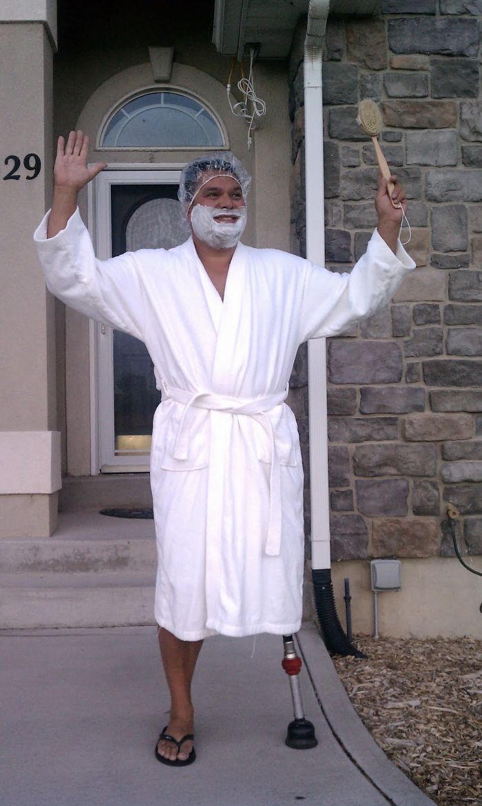 Смущенный сын просит отца не провожать его до школьного автобуса, но тот его не послушал Смущенный сын просит отца не провожать его до школьного автобуса, Рейн Прайс, Rain Price