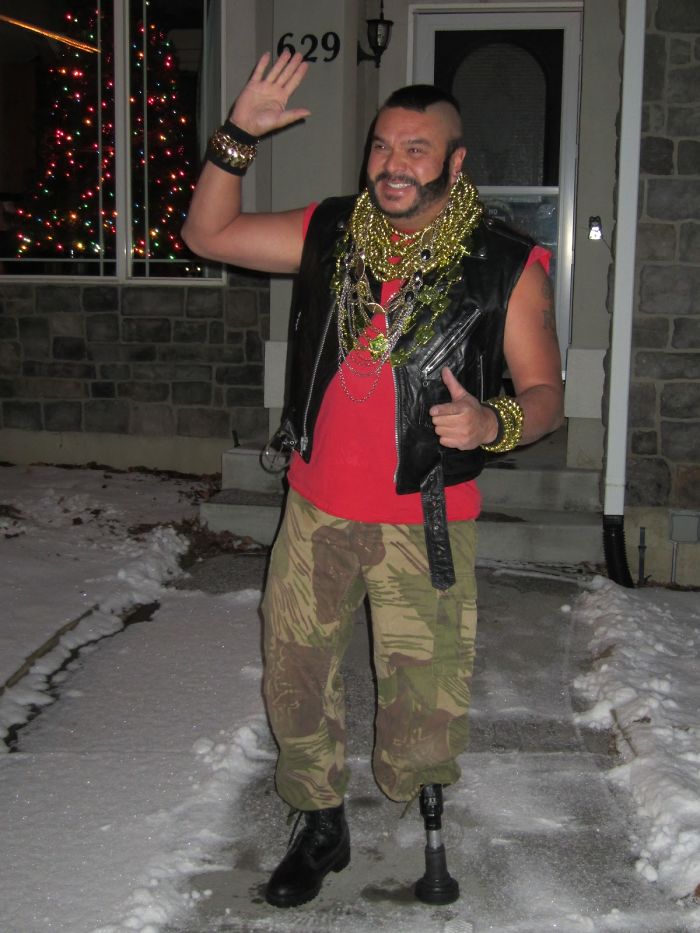 Смущенный сын просит отца не провожать его до школьного автобуса, но тот его не послушал Смущенный сын просит отца не провожать его до школьного автобуса, Рейн Прайс, Rain Price