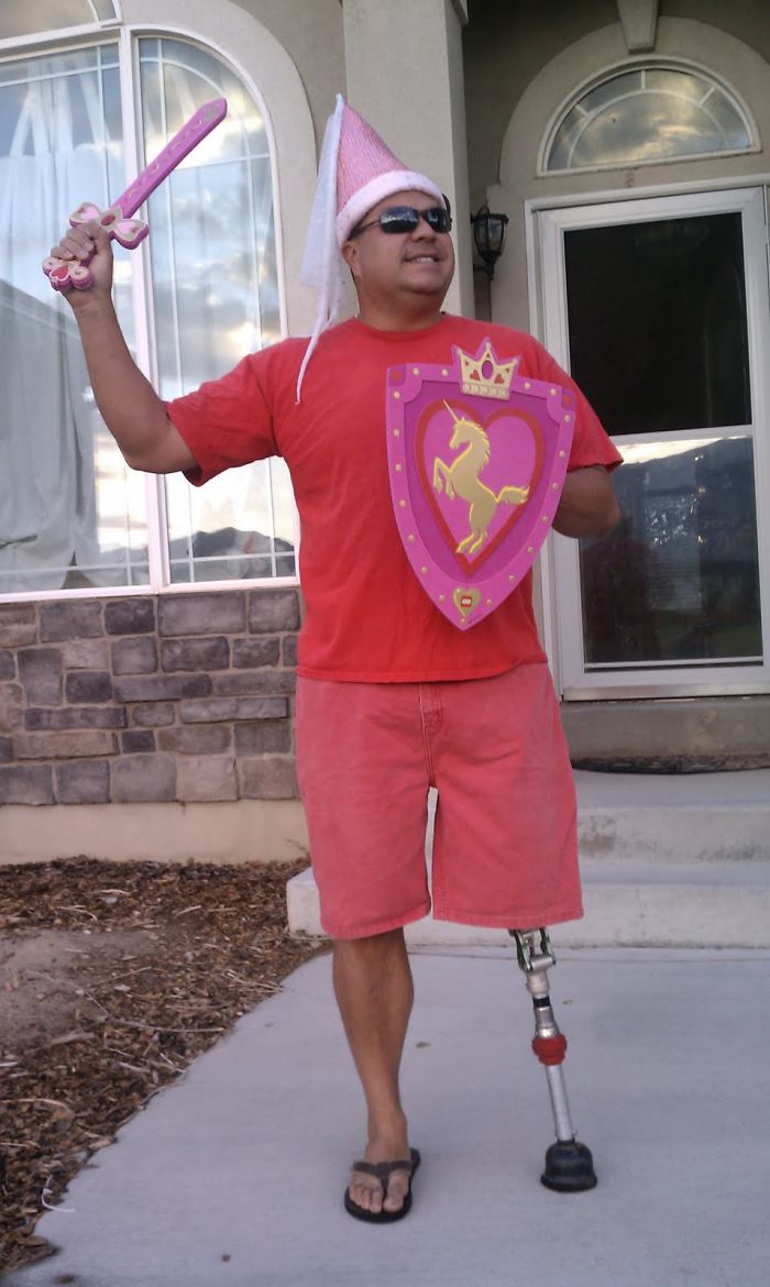 Смущенный сын просит отца не провожать его до школьного автобуса, но тот его не послушал Смущенный сын просит отца не провожать его до школьного автобуса, Рейн Прайс, Rain Price