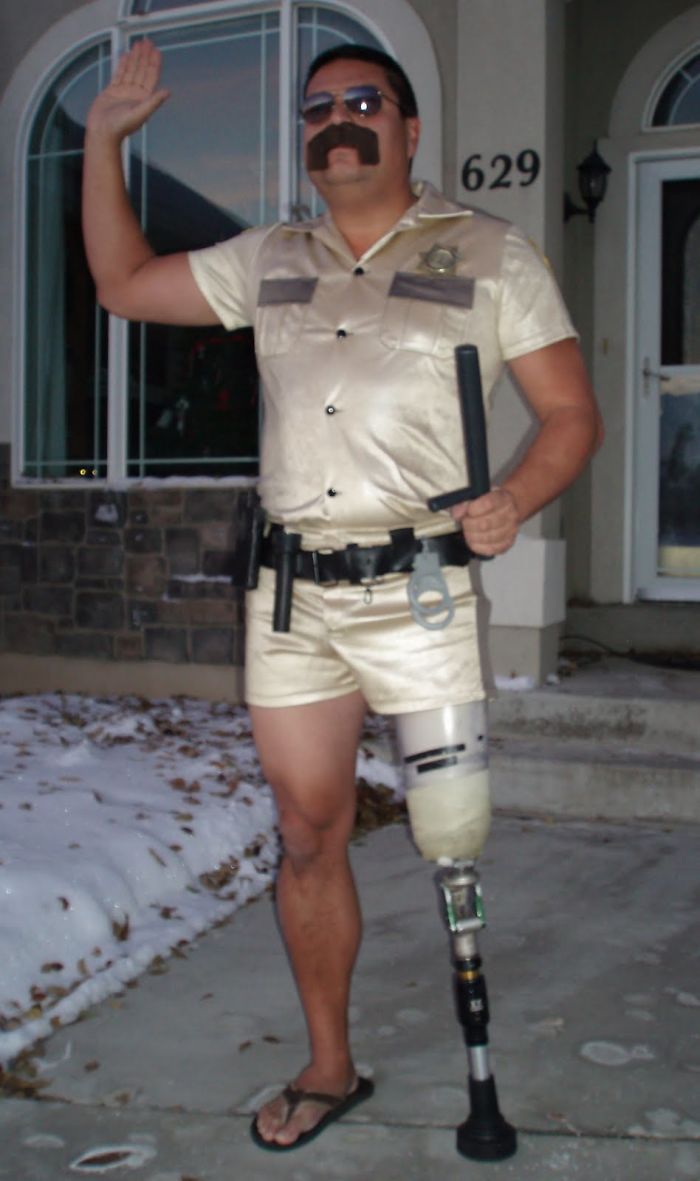 Смущенный сын просит отца не провожать его до школьного автобуса, но тот его не послушал Смущенный сын просит отца не провожать его до школьного автобуса, Рейн Прайс, Rain Price