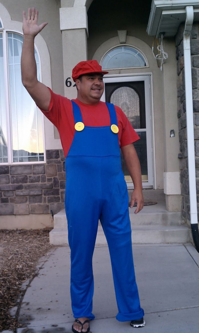 Смущенный сын просит отца не провожать его до школьного автобуса, но тот его не послушал Смущенный сын просит отца не провожать его до школьного автобуса, Рейн Прайс, Rain Price