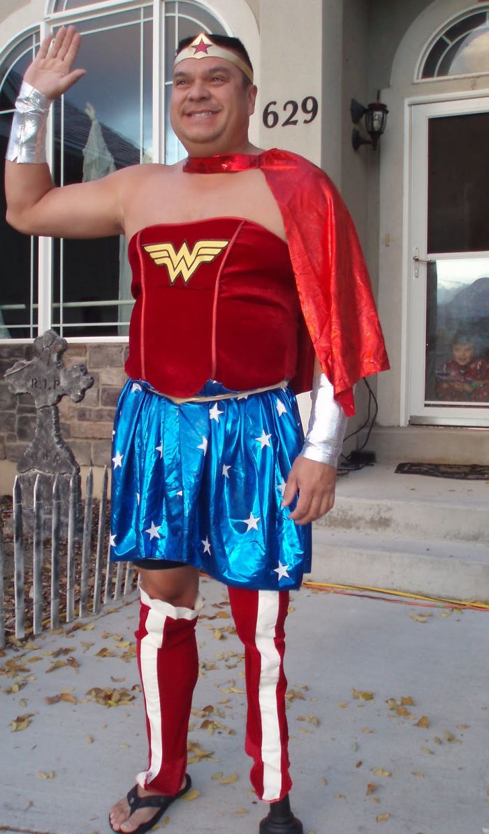 Смущенный сын просит отца не провожать его до школьного автобуса, но тот его не послушал Смущенный сын просит отца не провожать его до школьного автобуса, Рейн Прайс, Rain Price