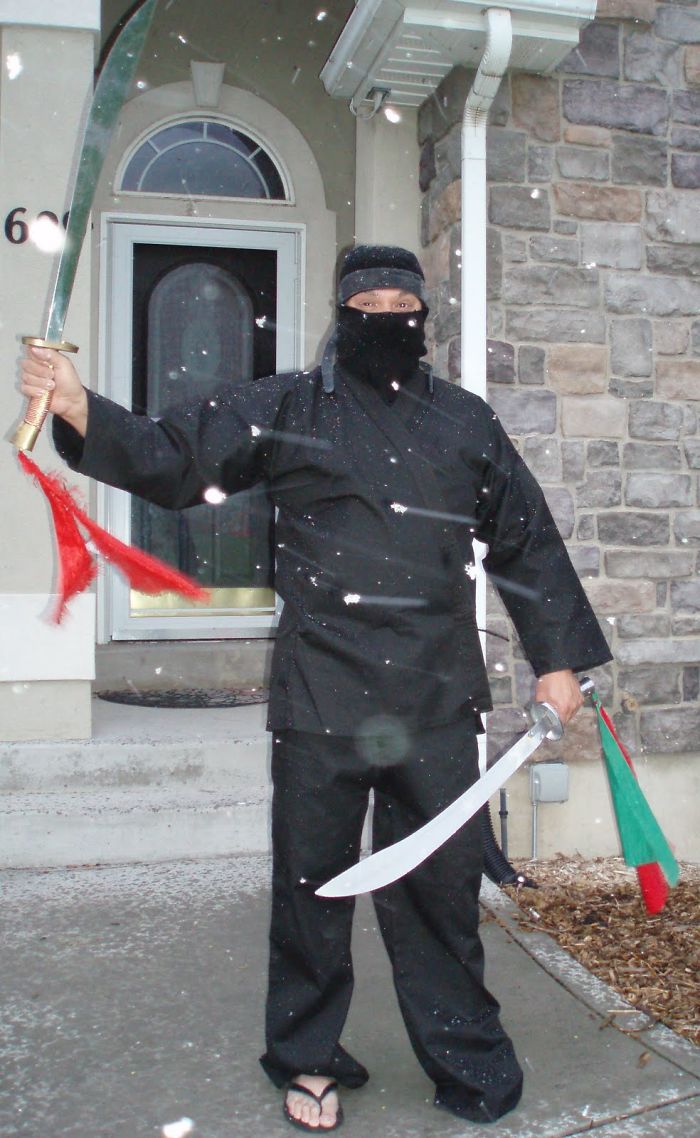 Смущенный сын просит отца не провожать его до школьного автобуса, но тот его не послушал Смущенный сын просит отца не провожать его до школьного автобуса, Рейн Прайс, Rain Price