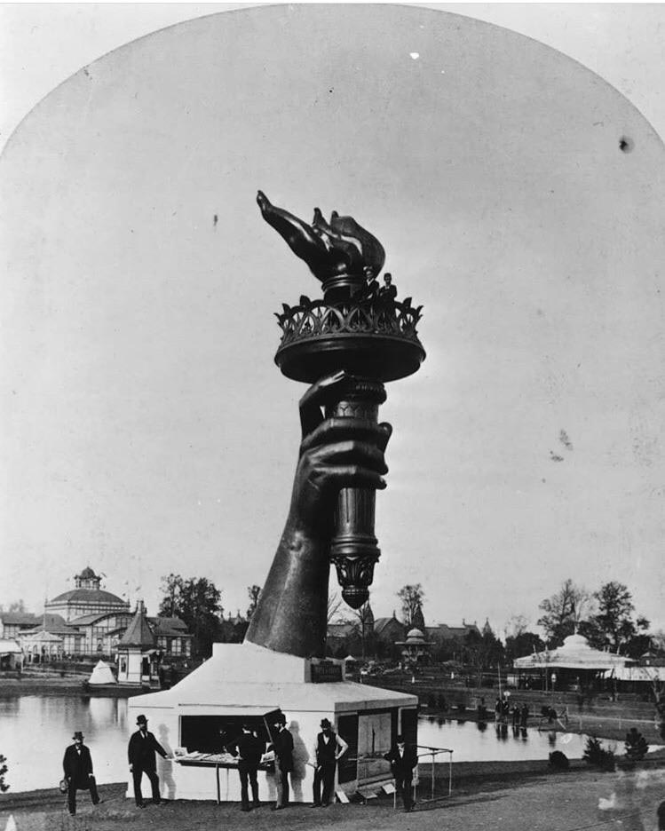 неожиданно большие вещи, вещи оказались неожиданно большими, люди для масштаба, реальный размер вещей