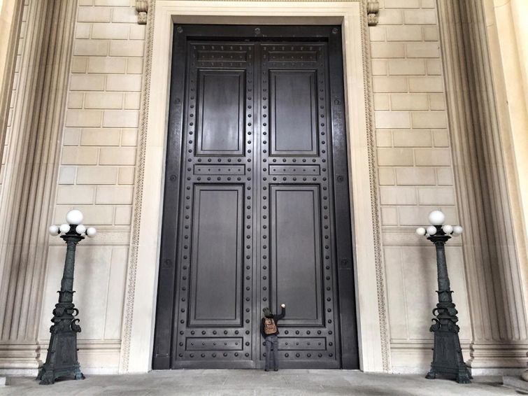 неожиданно большие вещи, вещи оказались неожиданно большими, люди для масштаба, реальный размер вещей