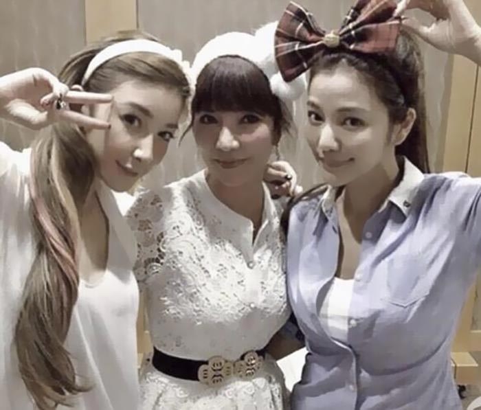 25 моложавых мам и их дочек, глядя на которых вы не сможете определить, кто есть кто моложавые мамы и их дочки, мамы которые молодо выглядят