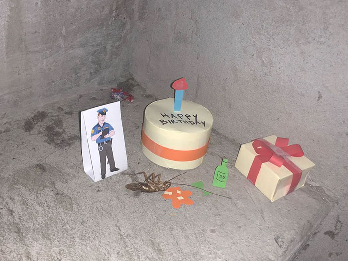 Таракан умер на лестничной клетке офиса, ользователь Imgur с ником TheDisney Dad