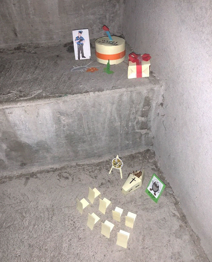 Таракан умер на лестничной клетке офиса, ользователь Imgur с ником TheDisney Dad