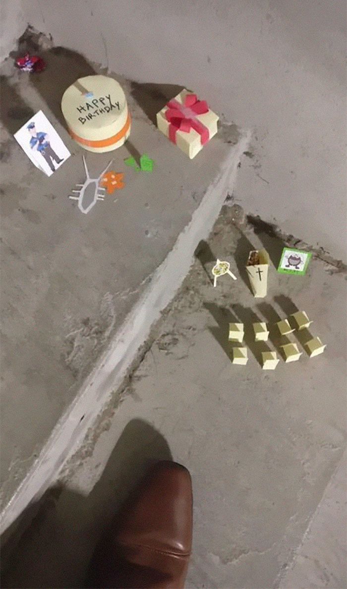 Таракан умер на лестничной клетке офиса, ользователь Imgur с ником TheDisney Dad