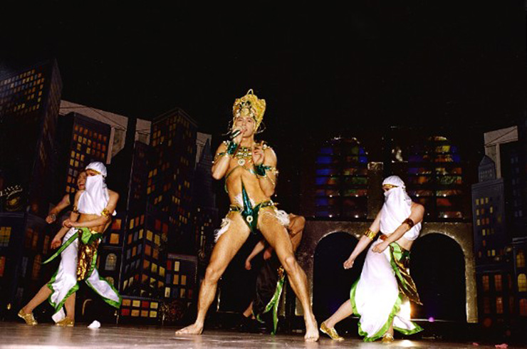 знаменитые мужчины из 90-х чьи наряды вызывают массу вопросов, знаменитые мужчины из 90-х, 