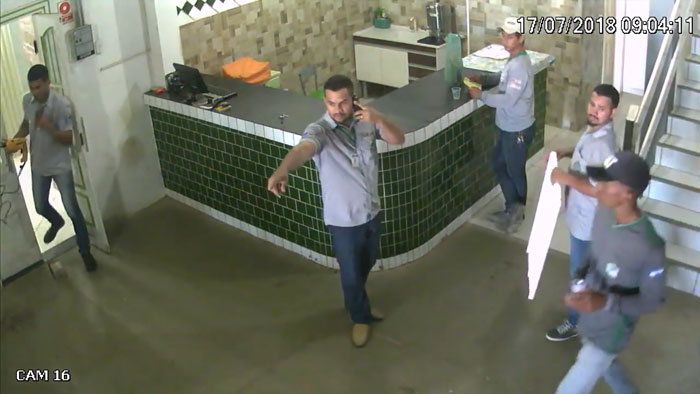 рабочие испугались питубля, питбуль забежал к рабочим 