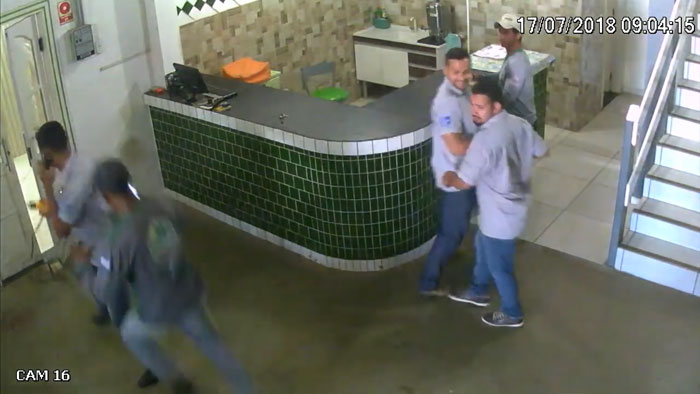 рабочие испугались питубля, питбуль забежал к рабочим 