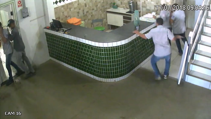 рабочие испугались питубля, питбуль забежал к рабочим 