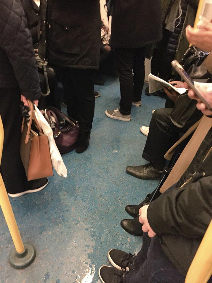 не уступили место слепому в метро, слепой и собака-поводырь в метро, не уступили место слепому с собакой-поводырём