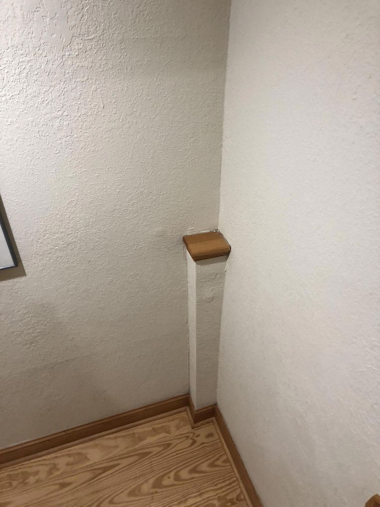 Это могли бы быть нормальные вещи,если бы их не испортили криворукие недостатки в дизайне, глупый дизайн, испорченные вещи, недостатки в вещах