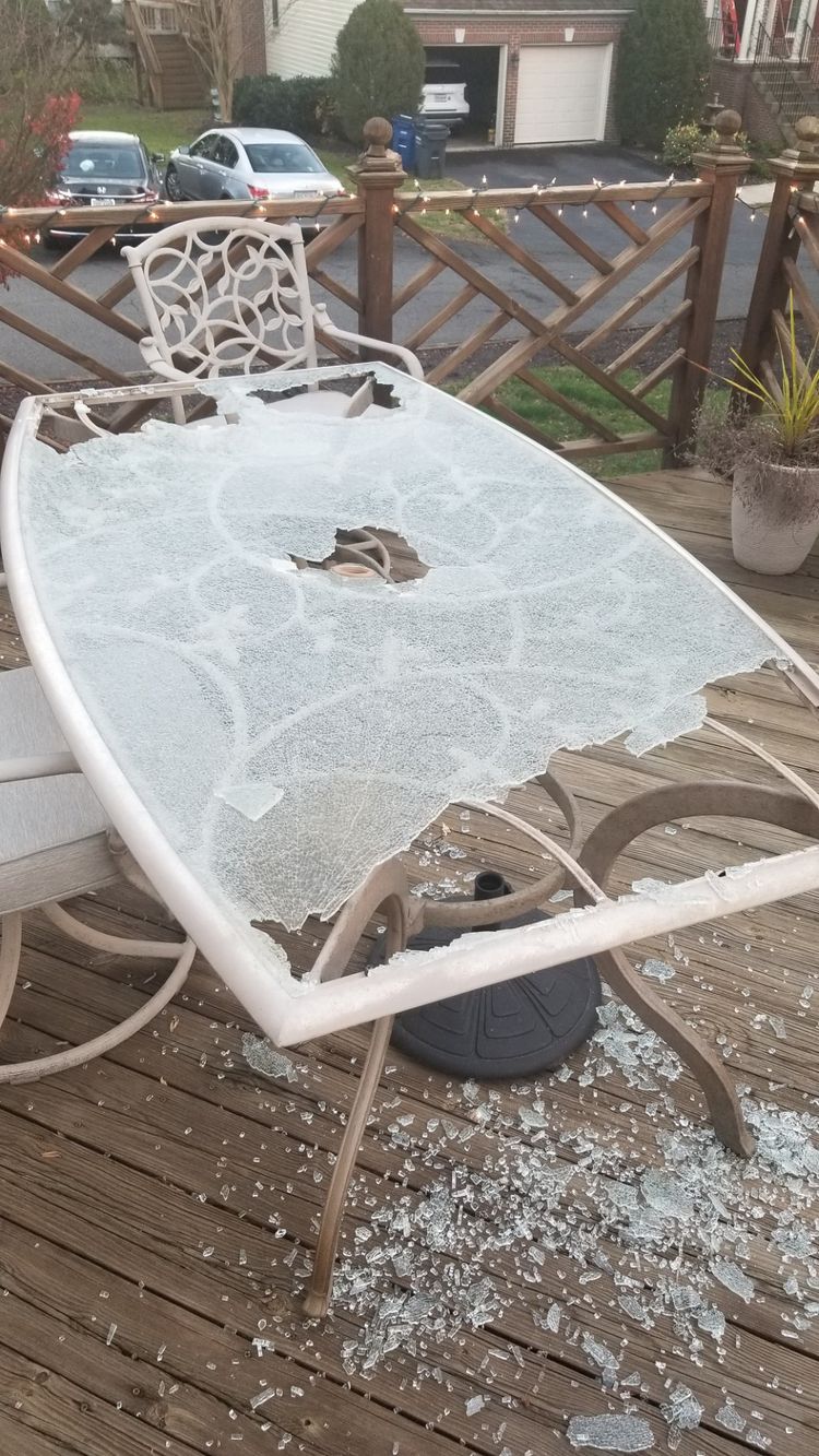 Разбитый стеклянный столик
