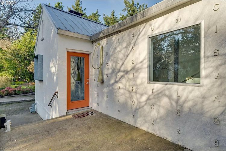 12-02-13-16394371911838491681