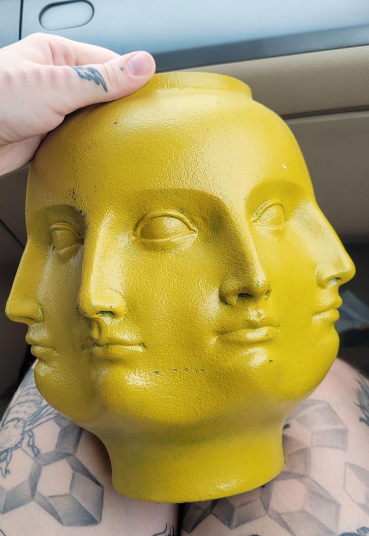 03-12-25-1648459536635441820