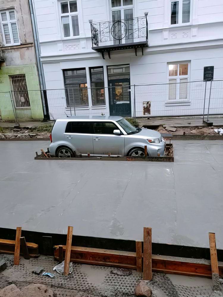 бетон, залитый вокруг автомобиля