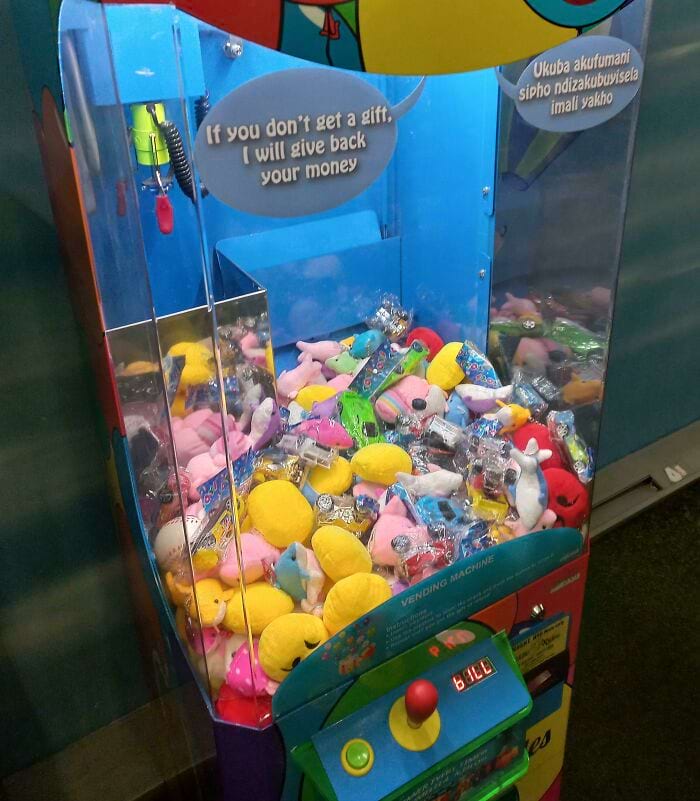 игровой автомат в детской игровой зоне