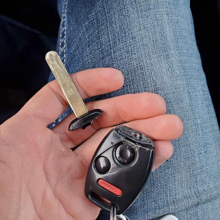 ключ автомобиля отломался от корпуса