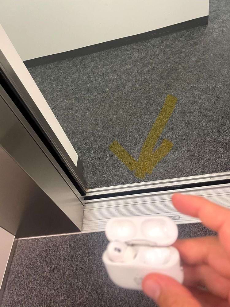 наушник упал в прорезь двери лифта