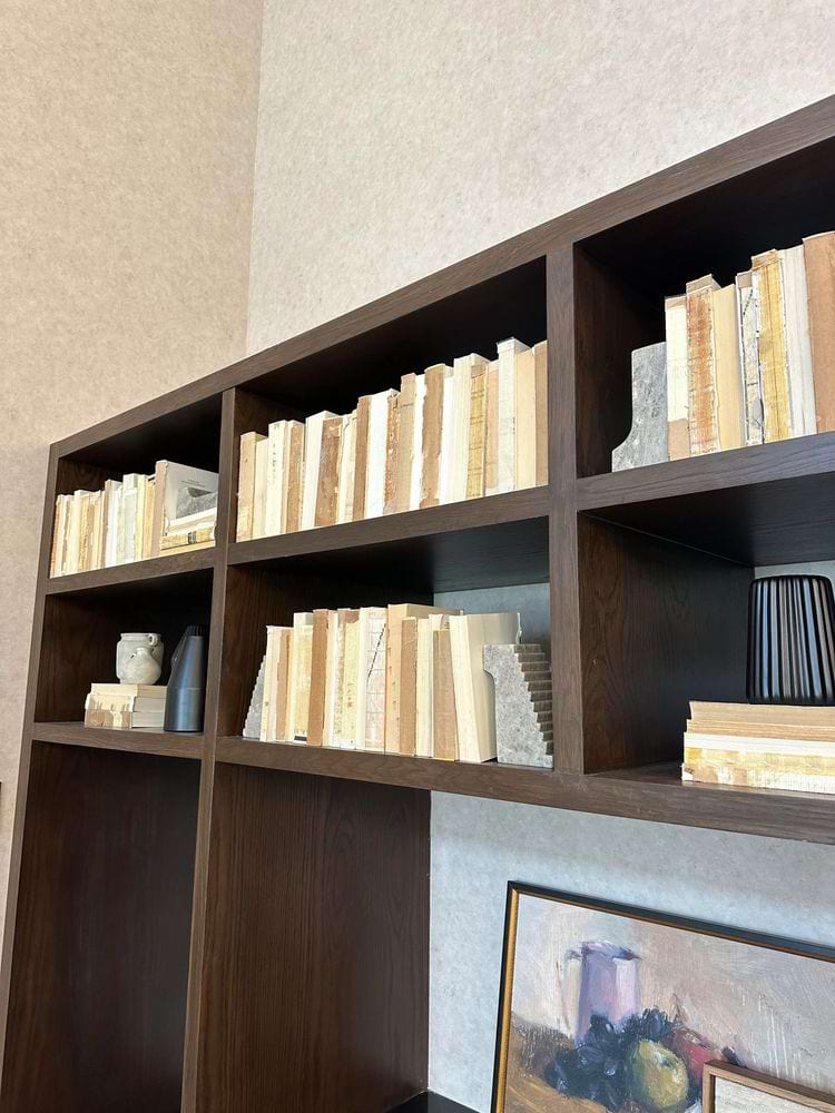 книги на полке повёрнуты страницами вперёд