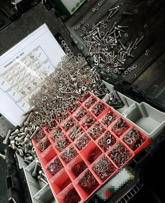 коробка с крепежом упала и он весь рассыпался