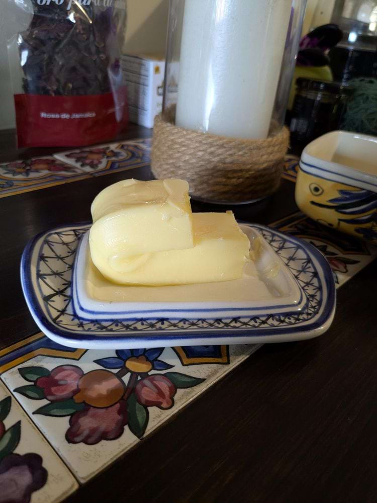 загнутое сливочное масло в масленке