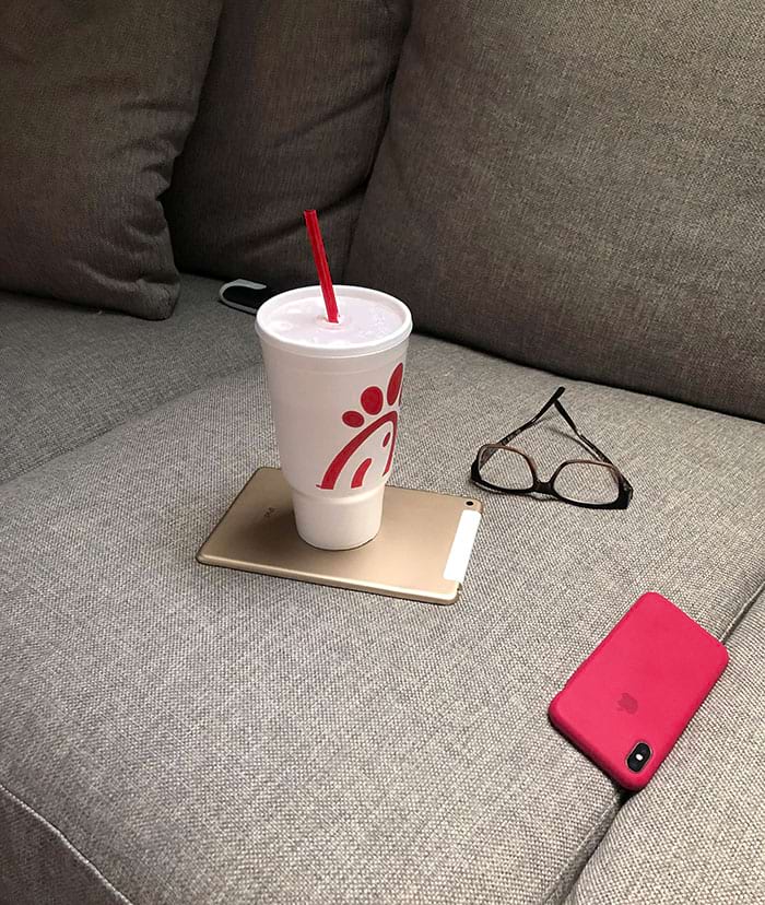 стакан стоит на планшете iPad