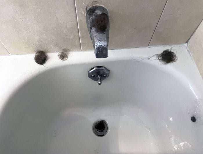 клочки волос на ванне