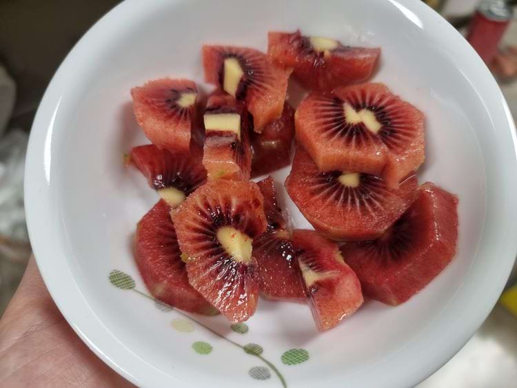 нарезанный красный киви