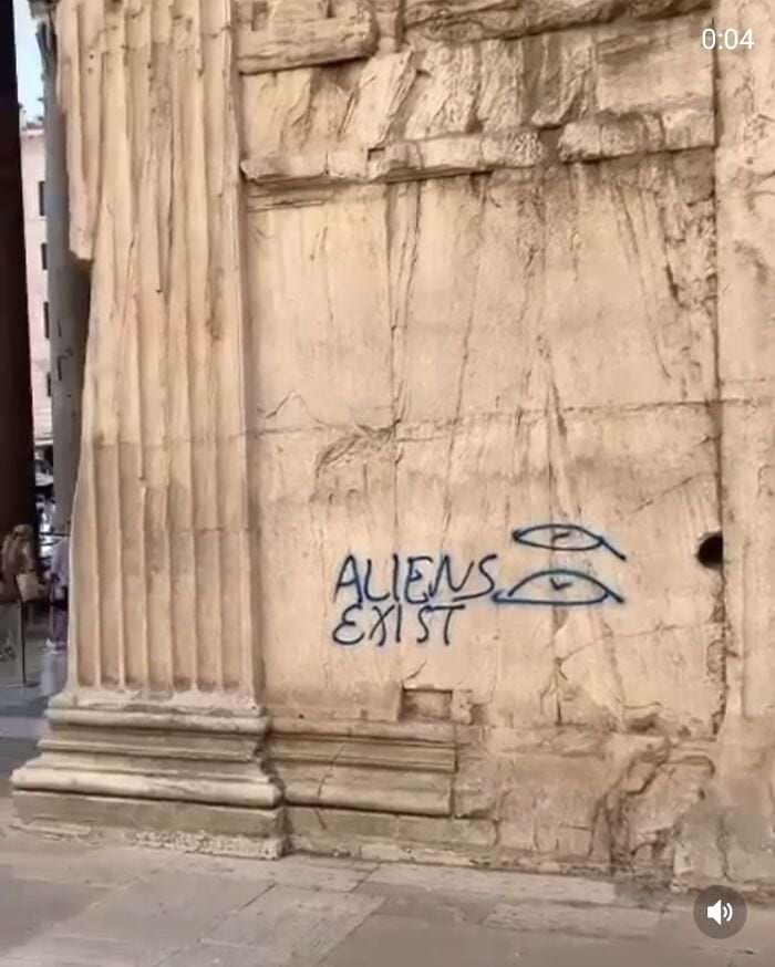 туристы оставили граффити на Пантеоне в Риме