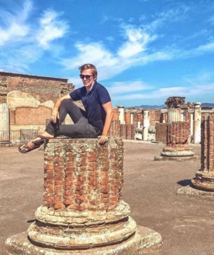 Бельгийский турист опубликовал фотографию себя, отдыхающего на вершине древней колонны среди руин Помпеи