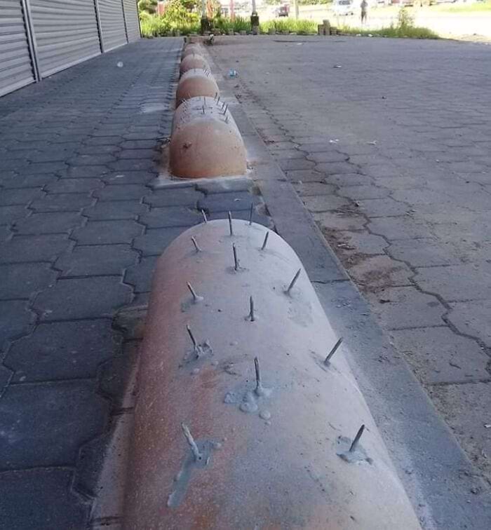 шипы на дорожных ограничителях